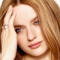 Joey King - Fakes Alaston